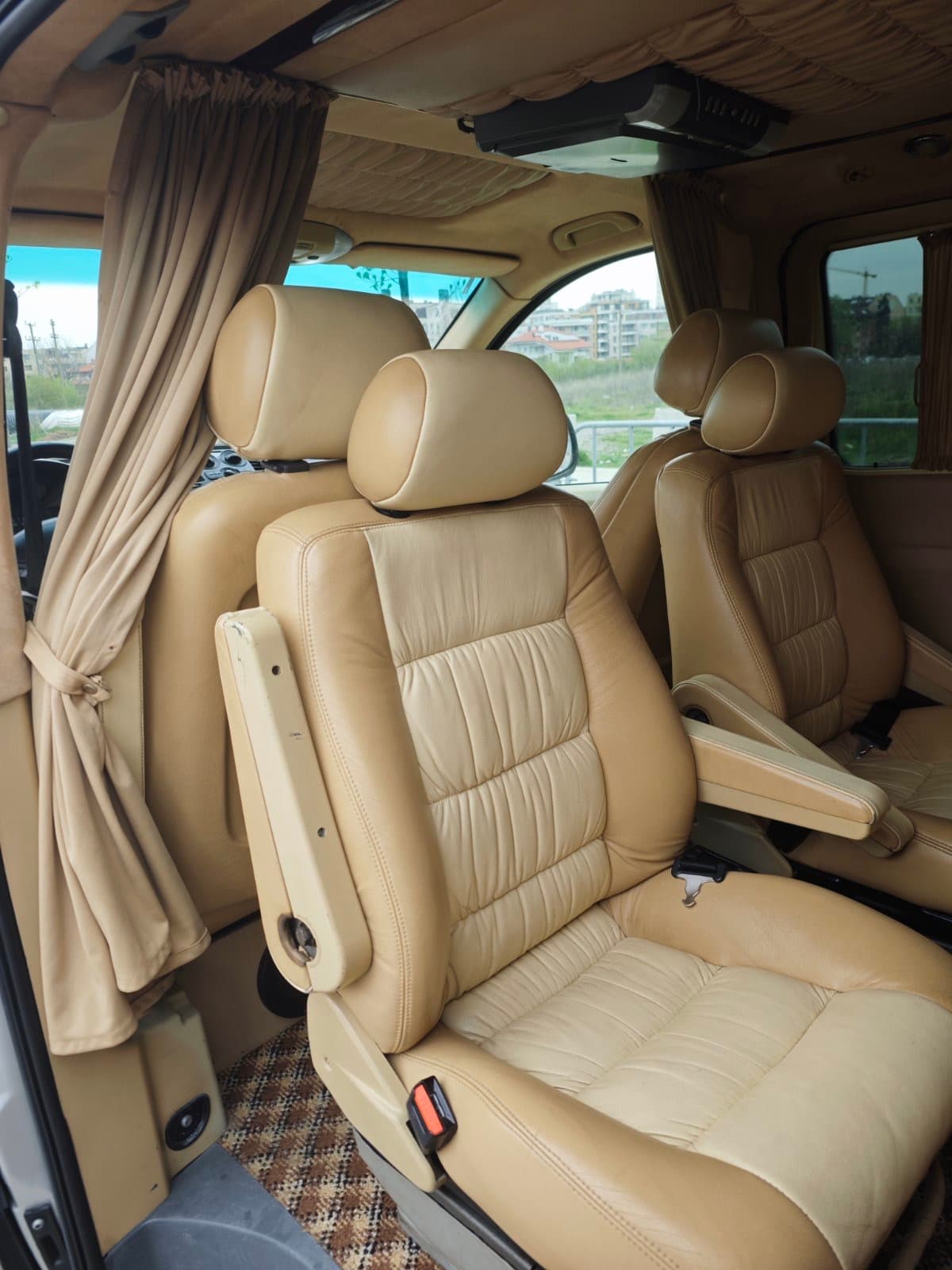 Луксозен кожен интериор на минибус Mercedes Vito с капитански седалки и завеси