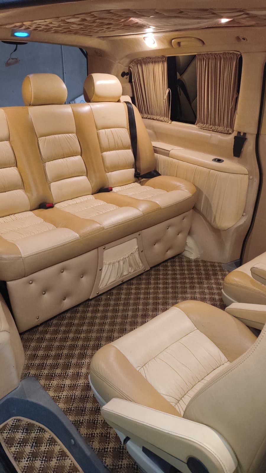 Луксозен минибус Mercedes Vito с шофьор — кожен диван и амбиентно осветление