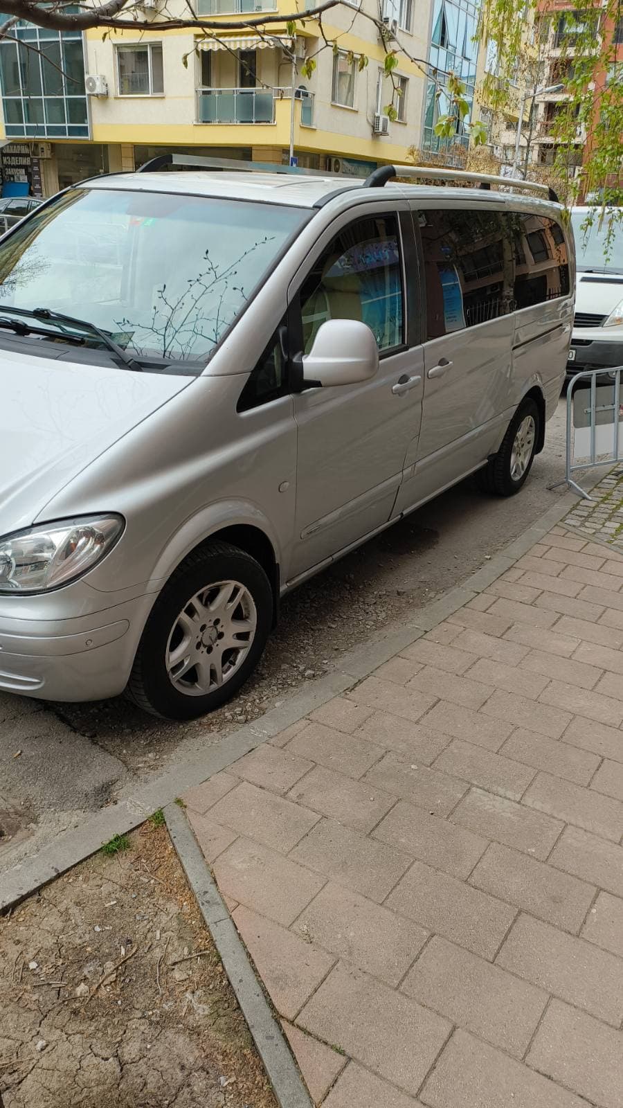 Mercedes Vito страничен изглед — минибус с шофьор под наем в България